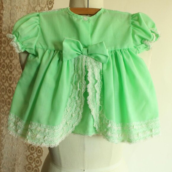 Vintage Baby Dress, Green with Lace Trim Little Girls Frilly Frock - Picture 9 of 10